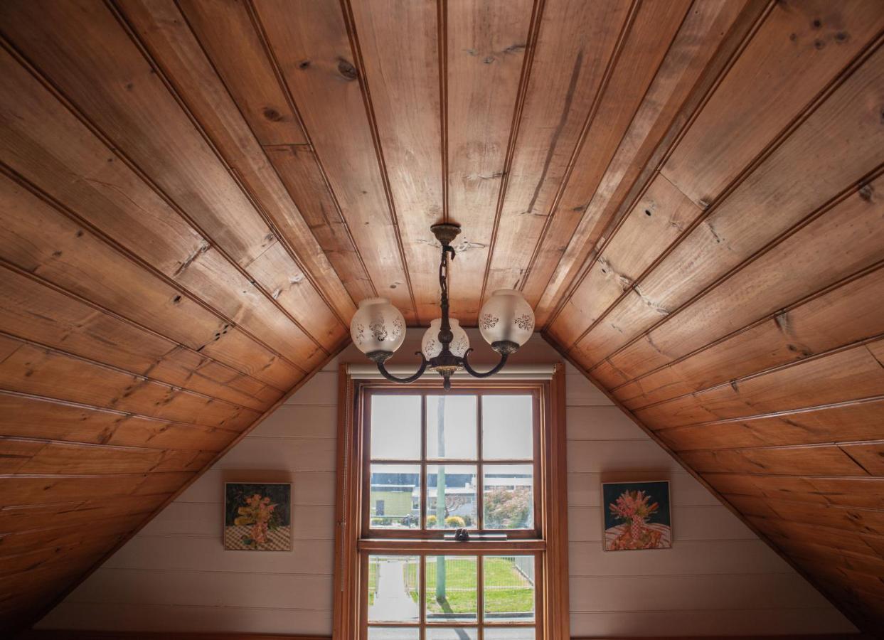 Gaol House Cottages Бичено Екстериор снимка