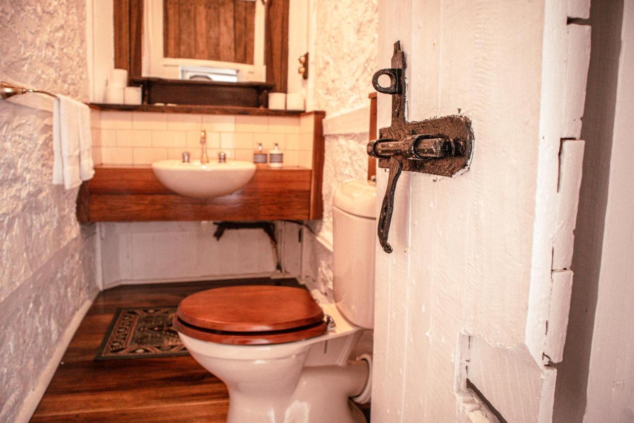 Gaol House Cottages Бичено Екстериор снимка